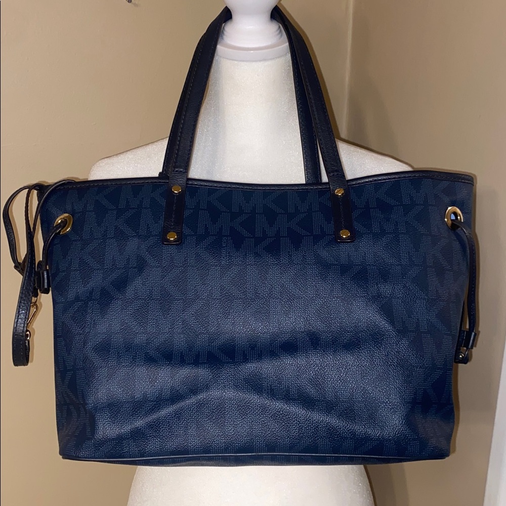 EUC MICHAEL KORS Navy Logo Bag w/ Pouch